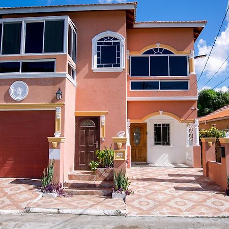 Royal Vybez Vacation Homes スパニッシュ・タウン エクステリア 写真
