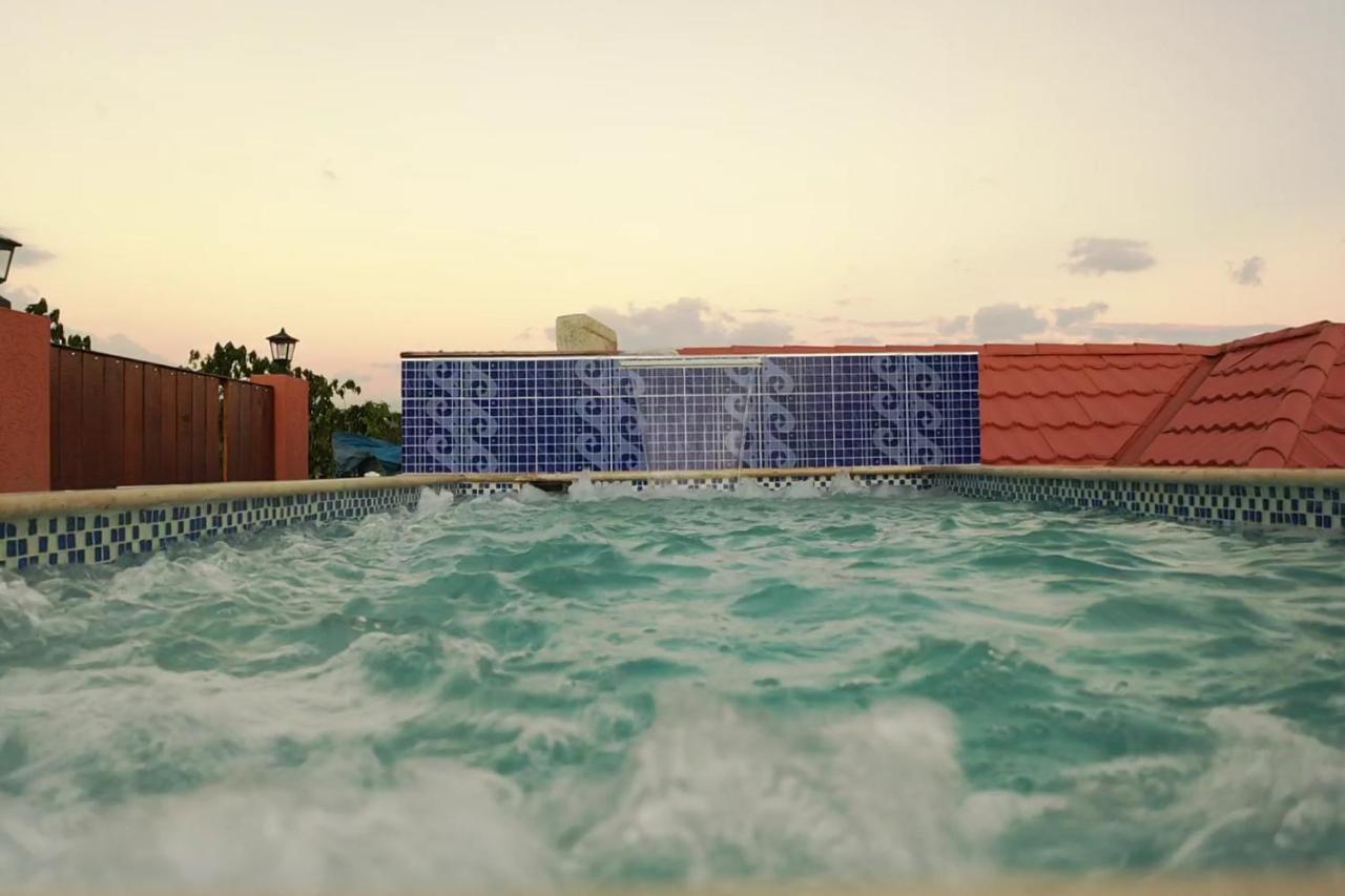 Royal Vybez Vacation Homes スパニッシュ・タウン エクステリア 写真